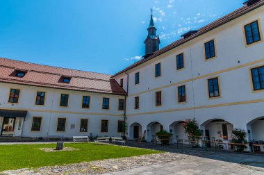 Slovenya 'nın eski Skofja Loka kasabasının üzerindeki kalenin avlusunda bir manzara