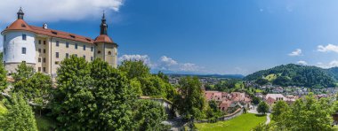 Kale ve Slovenya 'nın eski Skofja Loka kentinde yaz mevsiminde manzara