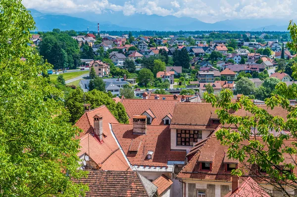 Yazın Slovenya 'nın Skofja Loka kentinin yeni kesimine doğru çatılardan bir manzara