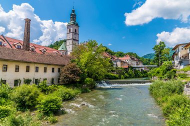 Slovenya 'nın eski Skofja Loka kasabasındaki Selca Sora Nehri' nin karşısından bir manzara