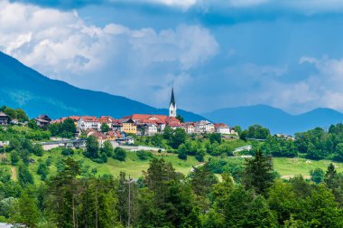 Slovenya 'nın en tepedeki Radovljica kasabasına doğru bir manzara