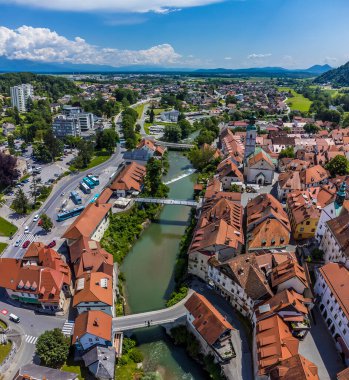 Slovenya 'nın Skofja Loka kentindeki eski kasabanın üzerinde yaz mevsiminde bir hava manzarası
