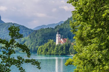 Slovenya 'nın Bled kentindeki göldeki adaya doğru bir bakış.