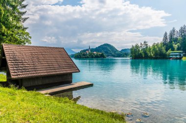 Slovenya 'nın Bled kentinde, Bled Gölü' nün batı kıyısı boyunca bir manzara