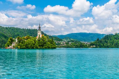 Yazın Slovenya 'nın Bled kentindeki adanın kuzey kıyısına doğru bir manzara yükseldi