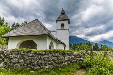 Yazın Slovenya 'nın başkenti Bled yakınlarındaki Saint Catherine Kilisesi' ne doğru bir manzara