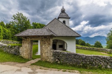 Slovenya 'nın başkenti Bled yakınlarındaki Saint Catherine Kilisesi' nin girişine doğru bir manzara