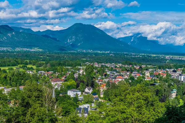 Slovenya 'nın Zgornje Gorje kentindeki yazlık yerleşim yerlerine doğru Bled' deki Kale 'den bir manzara