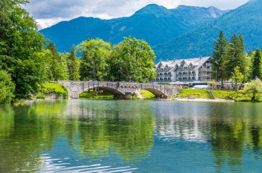 Slovenya 'nın Bohinjsko Jezero kentindeki Bohinj Gölü' nün doğu kıyısındaki köprüye doğru bir manzara