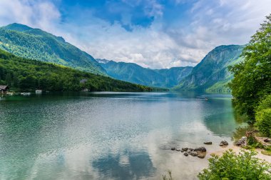 Slovenya 'nın Bohinjsko Jezero kıyısından Bohinj Gölü' ne bir manzara
