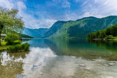 Bohinjsko Jezero 'dan Slovenya' nın Bohinj Gölü boyunca bir manzara