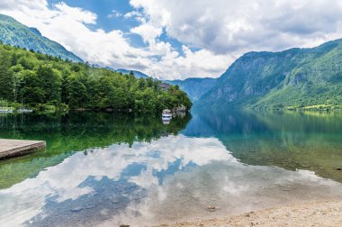 Slovenya 'nın Bohinjsko Jezero kentinden Bohinj Gölü boyunca yansıyan görüntüler