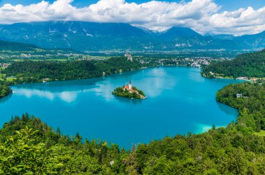 Slovenya 'nın Bled Gölü üzerindeki Mala Osojnica perspektifinden bir manzara