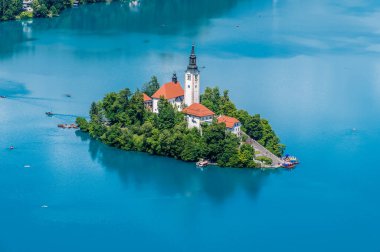Slovenya 'nın başkenti Bled Gölü' ndeki adaya Mala Osojnica 'nın yakından bakışı