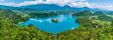 Slovenya 'nın Bled Gölü üzerindeki Mala Osojnica manzarasından bir manzara