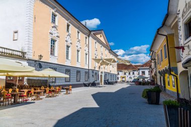 Slovenya 'nın eski Radovljica kentindeki ana caddenin aşağısında bir manzara