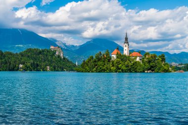 Slovenya 'nın başkenti Bled Gölü yakınındaki adaya ve kaleye bakan bir manzara
