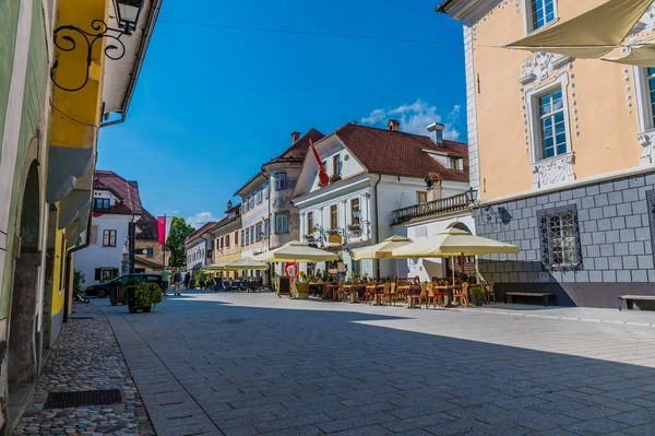 Slovenya 'nın eski Radovljica kentinin ana caddesinde bir manzara