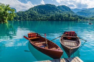 Slovenya 'nın Bled kentindeki Bled Adası' ndaki bir iniş sahnesine demirlemiş sandalların önünden bir manzara