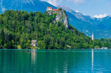 Slovenya 'nın Bled kentindeki Bled Adası' ndan Bled kalesine doğru bir manzara