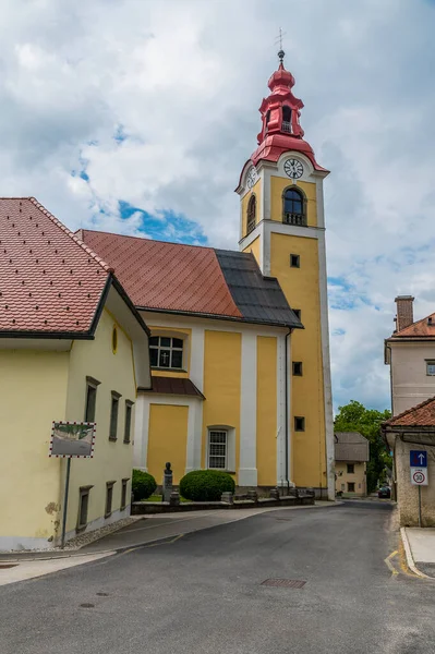 Uitzicht Hoofdstraat Voorbij Kerk Begunje Gorenjskem Slovenië Zomer — Stockfoto