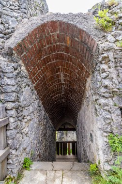 Slovenya 'nın Begunje na Gorenjskem kasabasının dışındaki Taş Kale' nin kalesinin merdivenlerinden aşağıya bakan bir manzara