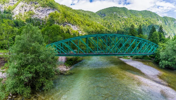 夏季斯洛文尼亚萨瓦博欣卡河上一座金属梁铁路桥的景观 — 图库照片