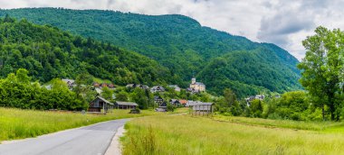 Slovenya 'daki Bohinj Gölü üzerindeki Kranjska dağlık köyüne doğru bir manzara