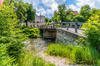 Slovenya 'da Bohinj Gölü' nün yukarısındaki Alp köyü Stara Fuzina 'daki Mostnica nehri üzerindeki bir köprüden bir manzara