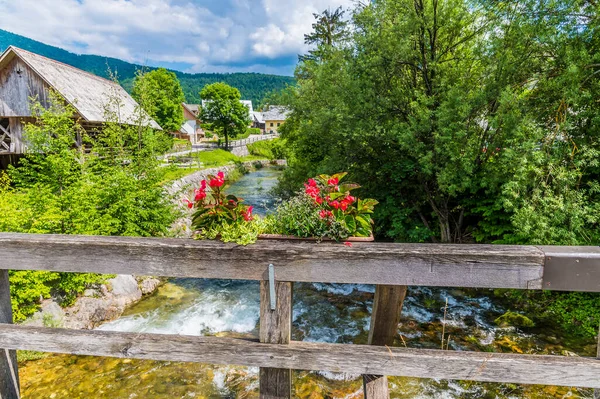 Θέα Κάτω Από Τον Ποταμό Mostnica Στο Αλπικό Χωριό Stara Εικόνα Αρχείου