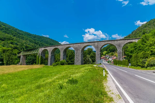 Panoráma Kilátás Nyílik Vasúti Viadukt Baa Közelében Modrej Szlovéniában Nyáron — Stock Fotó