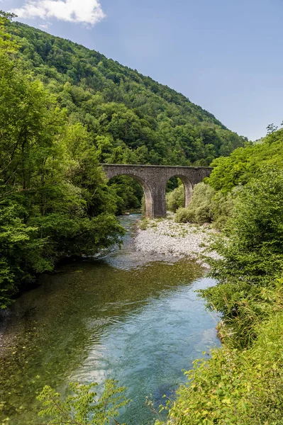 Kilátás Baca Folyó Mentén Egy Kőíves Vasúti Hídra Szlovéniai Klavze — Stock Fotó