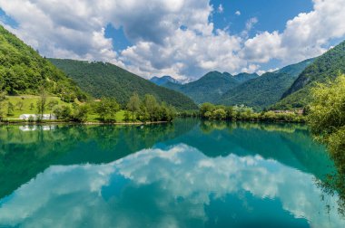 Slovenya 'daki Most na Soci Gölü' nde yaz mevsiminde manzara