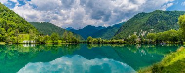 Slovenya 'daki Most na Soci gölünde yaz mevsiminde manzara