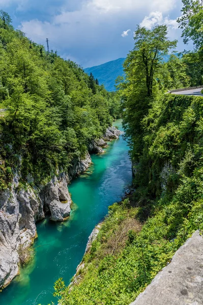 Uma Vista Ponte Napoleão Pelo Rio Soca Eslovênia Verão — Fotografia de Stock