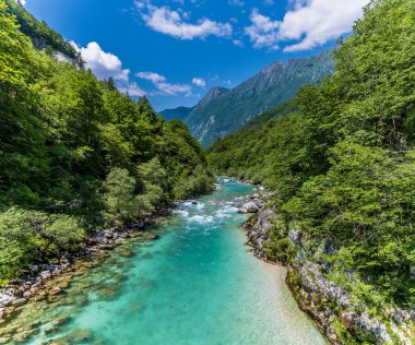 Slovenya 'nın Soca nehri üzerindeki yaya köprüsünden gelen akıntılara doğru bir manzara