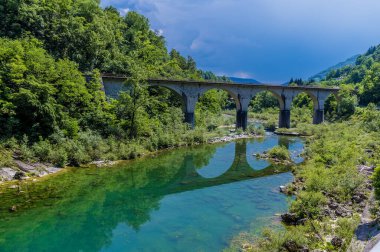Slovenya 'nın Kanal kenti yakınlarındaki Soca Nehri üzerindeki Soski demiryolu köprüsü manzarası