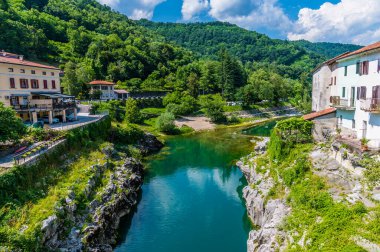 Slovenya 'nın Kanal kentindeki köprüden Soca nehrine kadar uzanan bir manzara