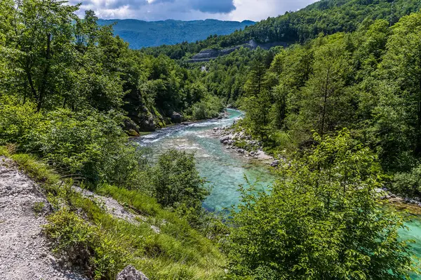Uma Vista Das Margens Rio Soca Lado Passarela Eslovénia Verão — Fotografia de Stock