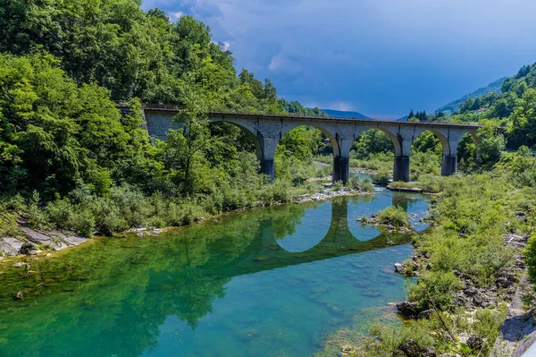 夏季斯洛文尼亚卡纳尔附近Soca河上的Soski铁路桥 — 图库照片