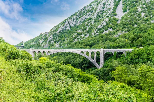 Slovenya Nın Solkan Kentindeki Büyük Taş Kemer Demiryolu Köprüsüne Doğru — Stok fotoğraf