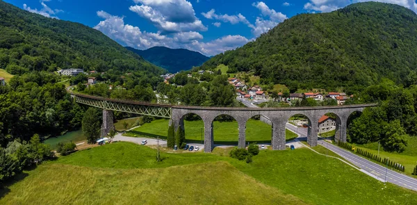 Légi Panoráma Vasúti Viadukt Felé Szlovéniai Modrej Melletti Baán Nyáron — Stock Fotó