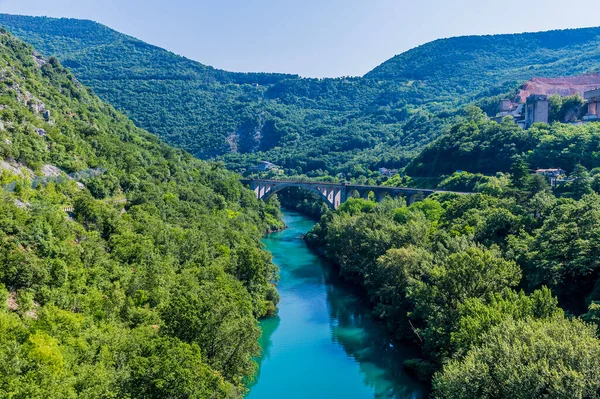 Kilátás Soca Folyóra Legnagyobb Kőíves Vasúti Híd Felé Szlovéniai Solkanban — Stock Fotó