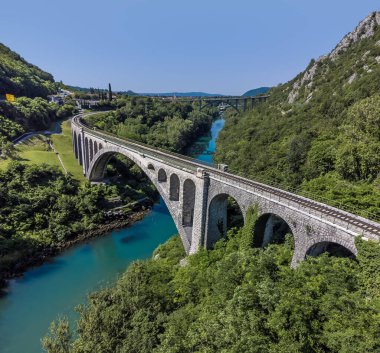 Slovenya 'nın Solkan kentindeki taş demiryolu köprüsünün üzerindeki hava manzarası yaz mevsiminde
