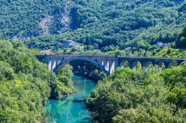 Slovenya 'nın Solkan kentindeki taş demiryolu köprüsünün üzerindeki manzara