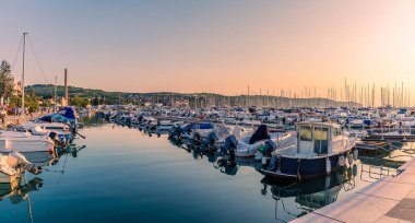 Slovenya 'nın Izola limanında yaz mevsiminde gün batımında bir manzara