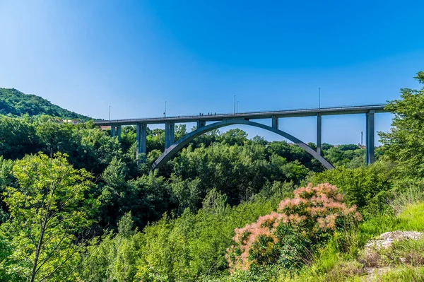 여름에는 슬로베니아의 Solkan 마을의 외곽에있는 다리를 바라보는 — 스톡 사진