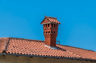 Slovenya 'nın Piran kentinde yaz mevsiminde bir çatı ve baca yığını manzarası