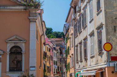 Slovenya 'nın Piran kentinde yazın renkli bir caddenin manzarası