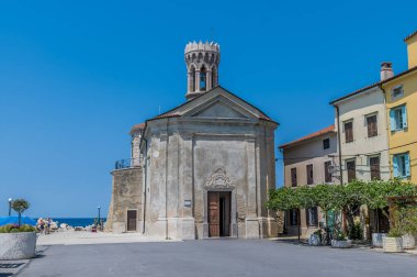 Slovenya 'nın Piran kentindeki deniz fenerinin sonundaki manzaraya doğru yaz mevsiminde